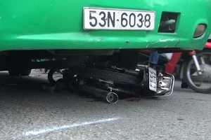 Thoát chết kỳ diệu nhờ bám vào đuôi xe khác