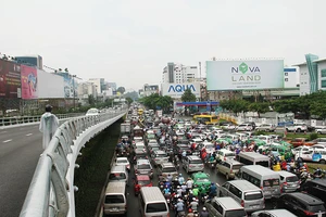 Kẹt xe chưa từng có ở Tân Sơn Nhất, dù mới xây cầu vượt