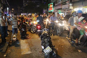 Xe bán tải tông hàng loạt xe máy đang di chuyển