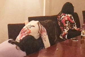 Tiếp viên áo dài trong quán hát chui