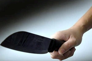 Bị đòi nợ, thanh niên mang mã tấu chém người tình 