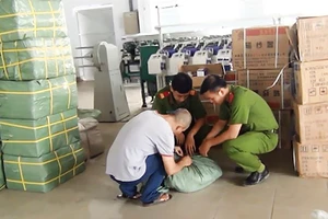 Container hàng lậu ở Bình Tân ngụy trang là sợi chỉ