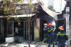 Hỏa hoạn thiêu rụi 3 cửa hàng ở quận 7