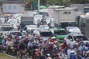 Quanh Tân Sơn Nhất lại kẹt từ sáng tới trưa