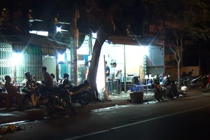 Thanh niên bị đánh gục trong quán hủ tiếu ở Bình Tân