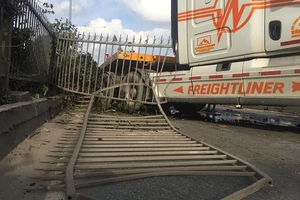 Container tông container, lao vào dải phân cách