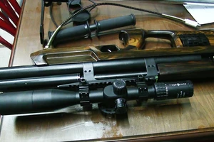 Nam thanh niên mang súng trường vào quán cà phê để bán 