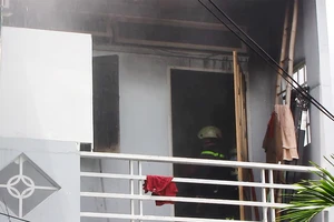 Cô gái nhảy từ lầu 1 của căn nhà đang cháy 