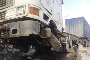 Container húc dải phân cách làm quốc lộ kẹt cứng