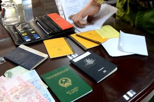 Tài xế lấy hơn 2000 AUD của du khách đánh rơi trong xe