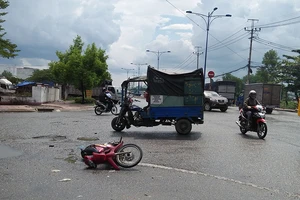 Tông xe máy vào ba gác, 3 thanh niên nhập viện