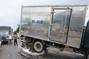 Xe tải ủi xe chờ đèn đỏ, nạn nhân bò ra từ ô tô 4 chỗ