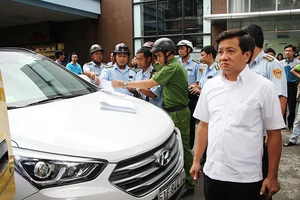 Phạt ô tô biển xanh đậu lấn vỉa hè ở quận 1