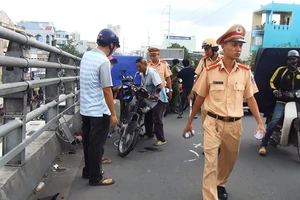 Trọng thương vì tai nạn 'trên trời' giữa cầu Cây Gõ