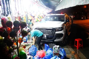 Xe bán tải lao vào cửa hàng, 5 người may mắn thoát nạn