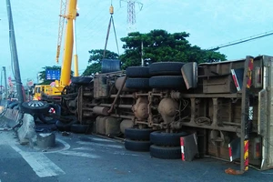 3 người bò ra khỏi xe tải bị lật ở Bình Tân