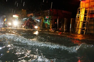 Mưa lớn lúc tan tầm, người dân bì bõm đẩy xe