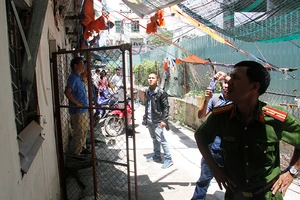 Thanh sắt công trình rơi cạnh 2 mẹ con trong nhà trọ