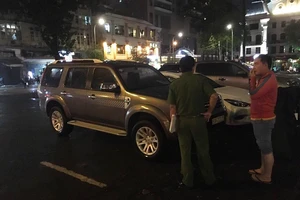 Ông Đoàn Ngọc Hải đội mưa một mình đi xử lý vỉa hè