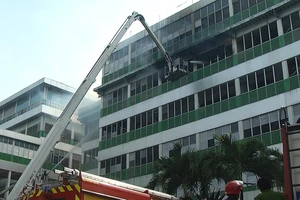 Hàng trăm cảnh sát PCCC nhiều giờ dập lửa ở PouYuen