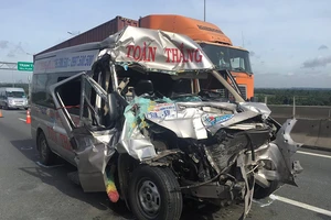 Tai nạn kinh hoàng trên cao tốc, 4 khách bị thương nặng