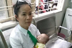 Người mẹ bỏ rơi bé trai 2 tháng tuổi trên taxi