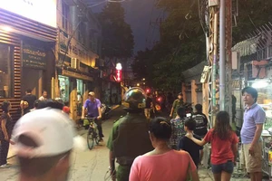 Cảnh sát nổ súng ở quận 1 khống chế thanh niên hung hãn