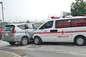 Xe cấp cứu Phú Yên tông xế hộp trên đại lộ Mai Chí Thọ