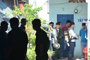 Bắt cóc bé trai đưa vào phòng tưới xăng dọa đốt