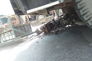 Xe ben kéo lê xe máy lôi, nam thanh niên nguy kịch