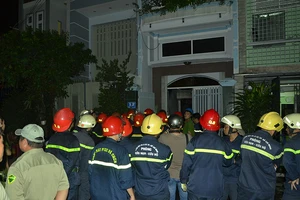 8 người mắc kẹt trong đám cháy, 2 người thương vong