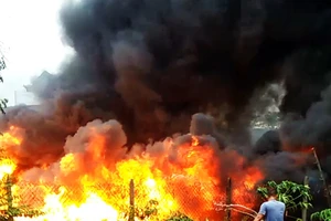 Dân hoảng loạn khi bãi tập kết cao su, mút xốp phát hỏa