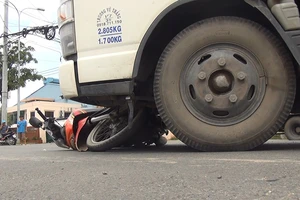 Xe tải tông nữ công nhân nguy kịch