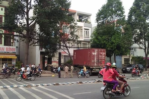 Container tông vào nhà 3 tầng trên đường Tên Lửa