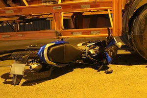 Lao Winner vào xe đầu kéo, nam thanh niên tử vong