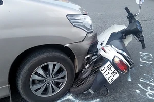 Bố va chạm giao thông, con gọi người tới đánh