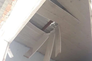 Khối bê tông rơi trúng phòng 2 chị em đang ngủ