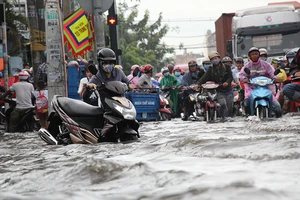 Mưa lớn,kẹt xe người dân bì bõm vượt ngập đi làm