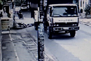 Người mẹ trẻ đi khám bệnh bị xe tải cán tử vong