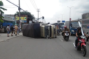 Xe tải bị lật trên quốc lộ 1 A, người dân tháo chạy