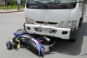 Băng qua giao lộ, người phụ nữ bị xe tải húc văng 