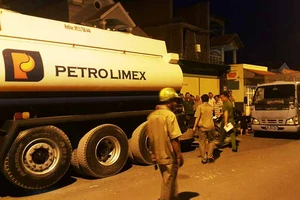 Phá 2 nhóm rút ruột xăng dầu máy bay quy mô lớn