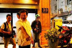 Bị bắt 'tè bậy', người xe ôm khóc giãi bày cùng ông Hải