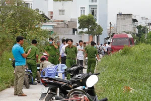 Thấy thi thể bé trai sơ sinh nhưng hôm sau mới báo