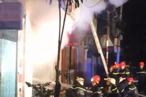 Cháy tiệm túi xách khu Bàn Cờ, chủ nhà kịp thoát hiểm