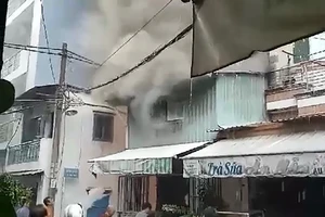 Căn nhà ở Tân Bình bốc cháy sau tiếng sét lớn trong mưa