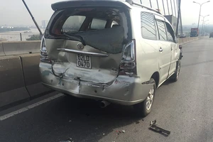 Xe tải chạy trốn sau khi tông liên hoàn trên cầu Phú Mỹ
