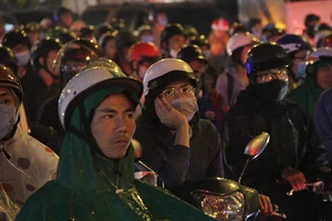 Kẹt xe kinh hoàng ở ngã tư Thủ Đức trong cơn mưa