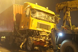 Húc đuôi container trên xa lộ Hà Nội, tài xế tử vong