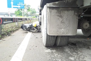 Người phụ nữ bị xe container cuốn vào gầm